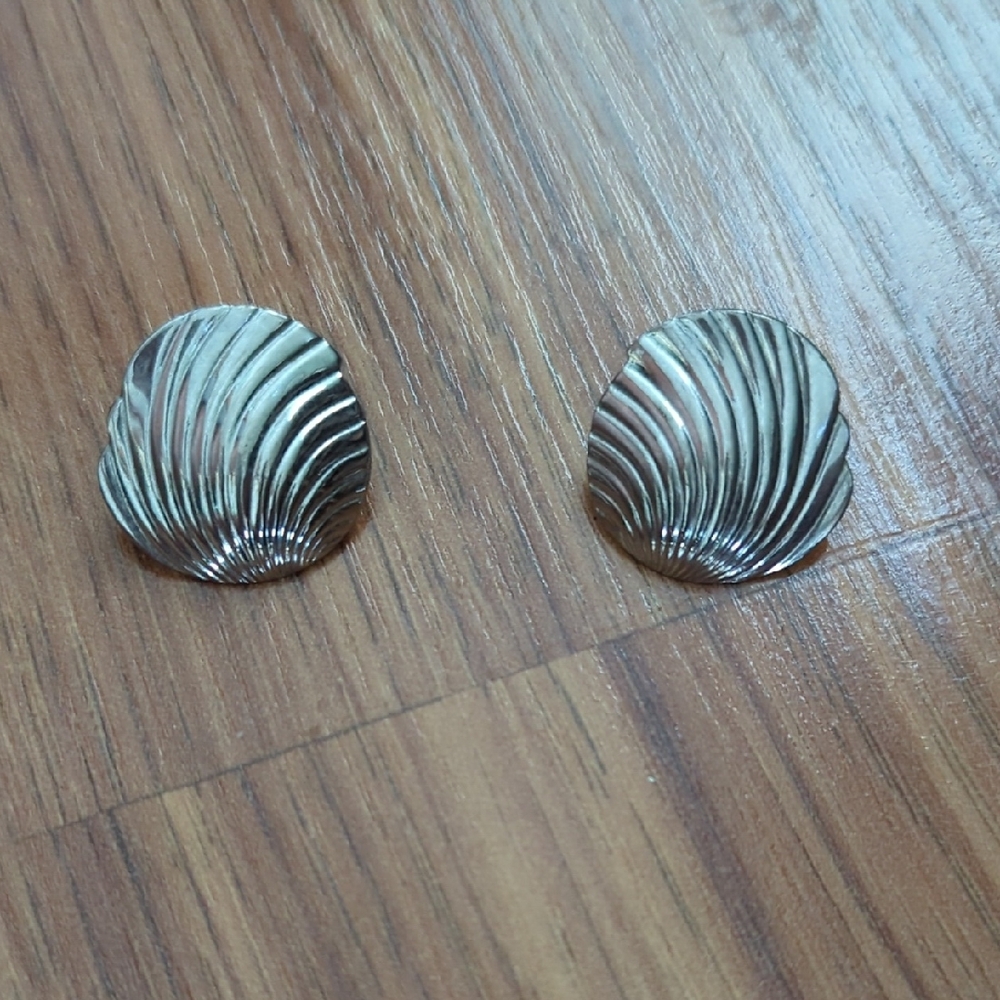 Shell-Shaped Silver Tone Clip Earrings